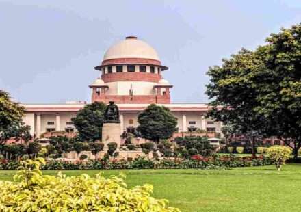 सुप्रीम कोर्ट भवन की तस्वीर, जिसमें मेंस्ट्रुअल लीव से जुड़ी याचिका पर अदालत के फैसले को दर्शाया गया है।