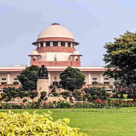 सुप्रीम कोर्ट भवन की तस्वीर, जिसमें मेंस्ट्रुअल लीव से जुड़ी याचिका पर अदालत के फैसले को दर्शाया गया है।