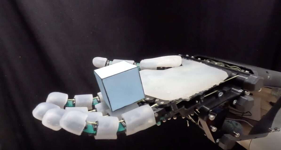 फिंगरनेल रोबोटिक हाथ पतली वस्तु उठाते हुए