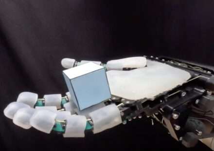 फिंगरनेल रोबोटिक हाथ पतली वस्तु उठाते हुए