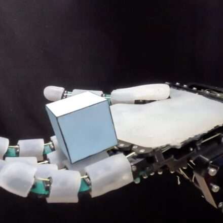 फिंगरनेल रोबोटिक हाथ पतली वस्तु उठाते हुए