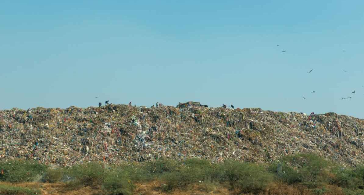 दिल्ली के गाजीपुर लैंडफिल और कचरे के अलगाव की प्रक्रिया को दर्शाती तस्वीर, जो नए ठोस कचरा नियम 2026 की आवश्यकता को समझाती है।