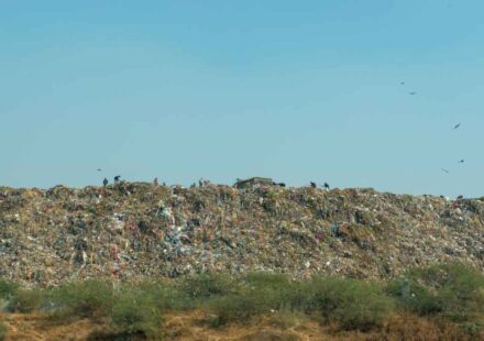 दिल्ली के गाजीपुर लैंडफिल और कचरे के अलगाव की प्रक्रिया को दर्शाती तस्वीर, जो नए ठोस कचरा नियम 2026 की आवश्यकता को समझाती है।