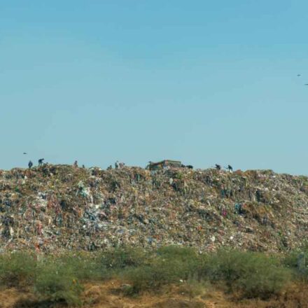 दिल्ली के गाजीपुर लैंडफिल और कचरे के अलगाव की प्रक्रिया को दर्शाती तस्वीर, जो नए ठोस कचरा नियम 2026 की आवश्यकता को समझाती है।