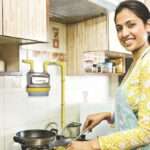 रसोई में गैस बर्नर की त स्वीर, जो PNG और LPG गैस उपयोग को दर्शाती है