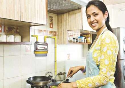 रसोई में गैस बर्नर की त स्वीर, जो PNG और LPG गैस उपयोग को दर्शाती है