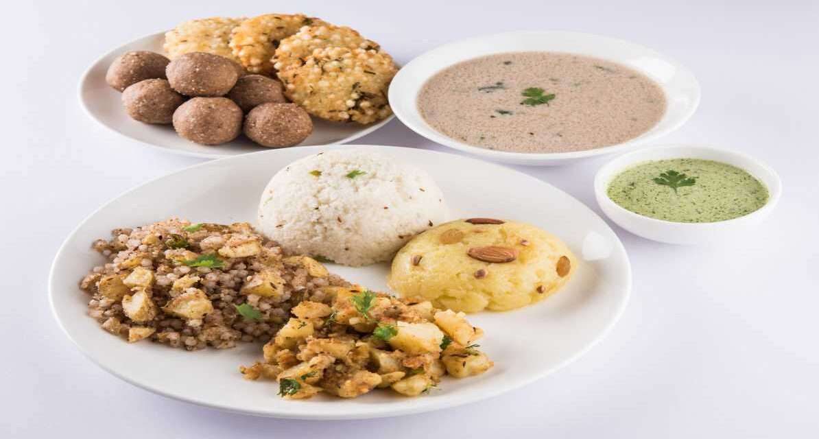 फल, दही, ड्राई फ्रूट्स और कम तेल में बने व्यंजनों से तैयार एक हेल्दी व्रत डाइट प्लेट।