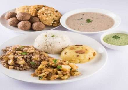 फल, दही, ड्राई फ्रूट्स और कम तेल में बने व्यंजनों से तैयार एक हेल्दी व्रत डाइट प्लेट।