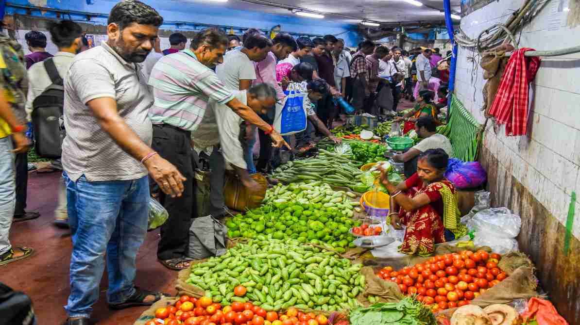 महंगाई अपडेट | फरवरी में आम लोगों पर बढ़ा खर्च का बोझ