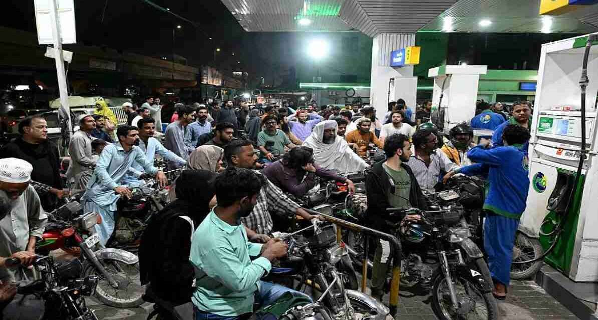 लाहौर और कराची के पेट्रोल पंपों पर लोग ईंधन भरवाने के लिए लाइन में खड़े दिखाई दे रहे हैं, क्योंकि पाकिस्तान में पेट्रोल-डीजल महंगा हो गया है।