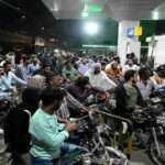 लाहौर और कराची के पेट्रोल पंपों पर लोग ईंधन भरवाने के लिए लाइन में खड़े दिखाई दे रहे हैं, क्योंकि पाकिस्तान में पेट्रोल-डीजल महंगा हो गया है।