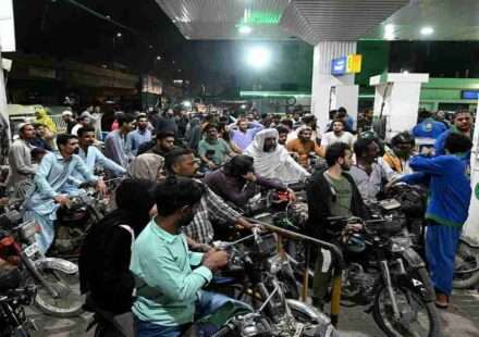 लाहौर और कराची के पेट्रोल पंपों पर लोग ईंधन भरवाने के लिए लाइन में खड़े दिखाई दे रहे हैं, क्योंकि पाकिस्तान में पेट्रोल-डीजल महंगा हो गया है।