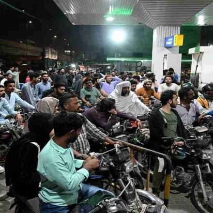 लाहौर और कराची के पेट्रोल पंपों पर लोग ईंधन भरवाने के लिए लाइन में खड़े दिखाई दे रहे हैं, क्योंकि पाकिस्तान में पेट्रोल-डीजल महंगा हो गया है।