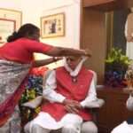 भारत रत्न समारोह की तस्वीर जिसमें राष्ट्रपति द्रौपदी मुर्मू, प्रधानमंत्री नरेंद्र मोदी और भाजपा नेता लालकृष्ण आडवाणी दिखाई दे रहे हैं, जिस पर राजनीतिक विवाद शुरू हो गया।