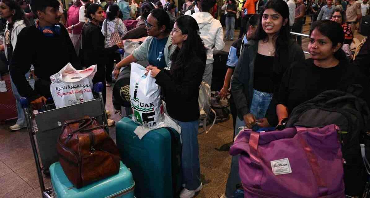 खाड़ी देशों से भारतीयों की वापसी के बाद एयरपोर्ट पर पहुंचे भारतीय नागरिक
