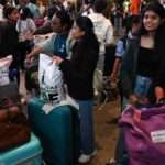 खाड़ी देशों से भारतीयों की वापसी के बाद एयरपोर्ट पर पहुंचे भारतीय नागरिक