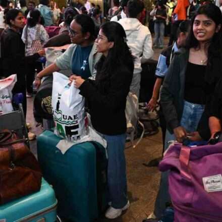 खाड़ी देशों से भारतीयों की वापसी के बाद एयरपोर्ट पर पहुंचे भारतीय नागरिक