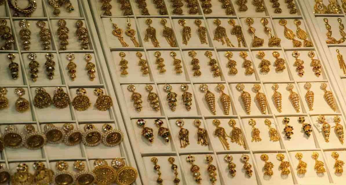 सर्राफा बाजार गिरावट के दौरान भारत में सोना और चांदी के ताजा भाव, जहां गोल्ड और सिल्वर की कीमतों में बड़ी गिरावट देखी गई