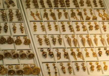 सर्राफा बाजार गिरावट के दौरान भारत में सोना और चांदी के ताजा भाव, जहां गोल्ड और सिल्वर की कीमतों में बड़ी गिरावट देखी गई