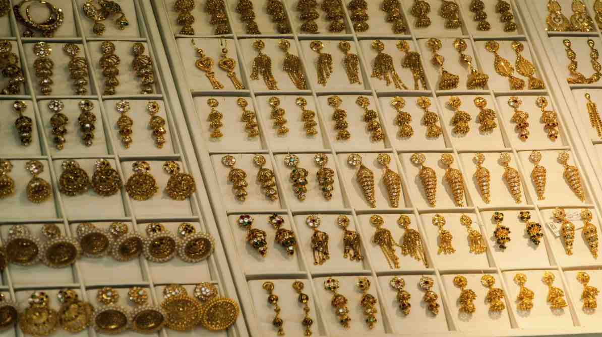 सर्राफा बाजार गिरावट | सोना 3000 और चांदी 9000 रुपये टूटी, निवेशकों में हलचल