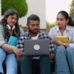 छात्र मोबाइल और लैपटॉप पर RBSE 12th Result 2026 चेक करते हुए, डिजिटल शिक्षा का दृश्य