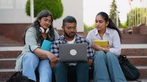 छात्र मोबाइल और लैपटॉप पर RBSE 12th Result 2026 चेक करते हुए, डिजिटल शिक्षा का दृश्य