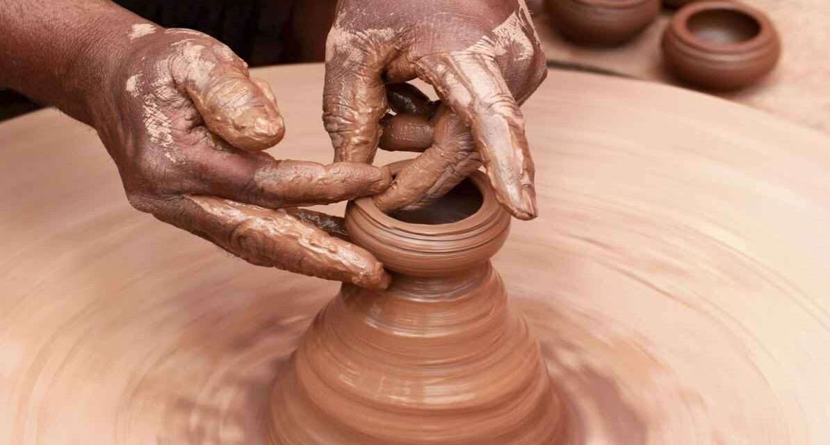 मोची, नाई, कुम्हार और धोबी जैसे पारंपरिक पेशों के नए नाम रखने के प्रस्ताव से जुड़ी प्रतीकात्मक तस्वीर