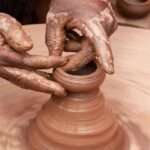 मोची, नाई, कुम्हार और धोबी जैसे पारंपरिक पेशों के नए नाम रखने के प्रस्ताव से जुड़ी प्रतीकात्मक तस्वीर