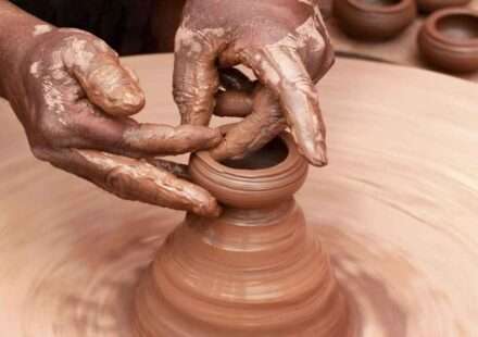 मोची, नाई, कुम्हार और धोबी जैसे पारंपरिक पेशों के नए नाम रखने के प्रस्ताव से जुड़ी प्रतीकात्मक तस्वीर