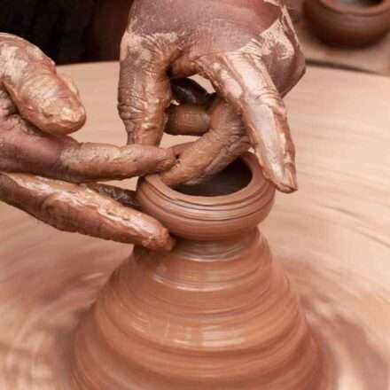 मोची, नाई, कुम्हार और धोबी जैसे पारंपरिक पेशों के नए नाम रखने के प्रस्ताव से जुड़ी प्रतीकात्मक तस्वीर