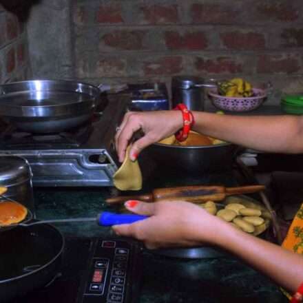 इंडक्शन चूल्हे पर खाना बनाती महिला, भारत में इंडक्शन कुकर की बढ़ती मांग