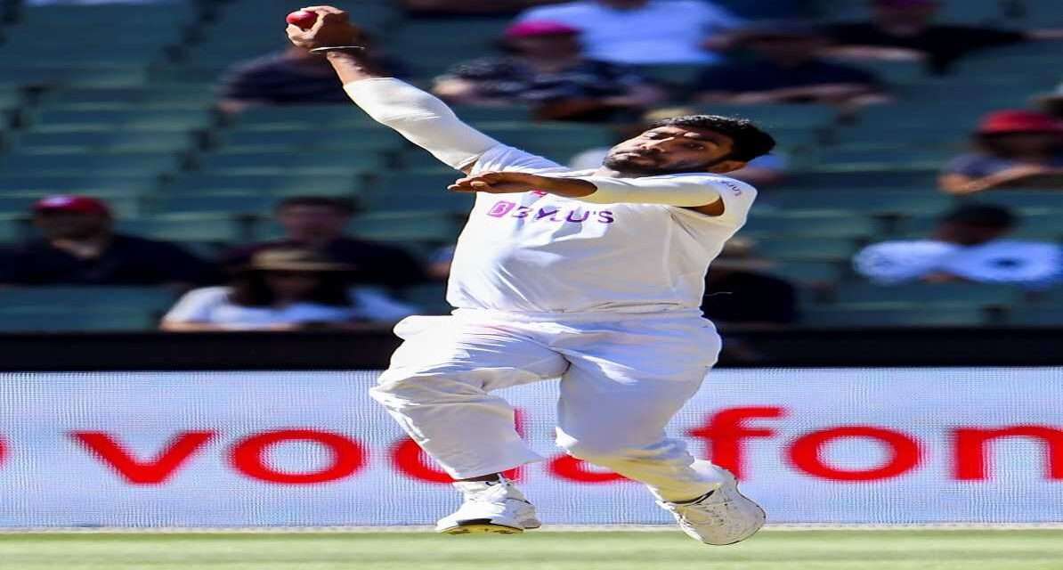 भारतीय तेज गेंदबाज जसप्रीत बुमराह गेंदबाजी करते हुए, जिनकी तुलना उस्मान तारिक से होने के बाद विवाद शुरू हुआ