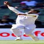 भारतीय तेज गेंदबाज जसप्रीत बुमराह गेंदबाजी करते हुए, जिनकी तुलना उस्मान तारिक से होने के बाद विवाद शुरू हुआ