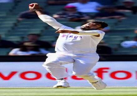 भारतीय तेज गेंदबाज जसप्रीत बुमराह गेंदबाजी करते हुए, जिनकी तुलना उस्मान तारिक से होने के बाद विवाद शुरू हुआ