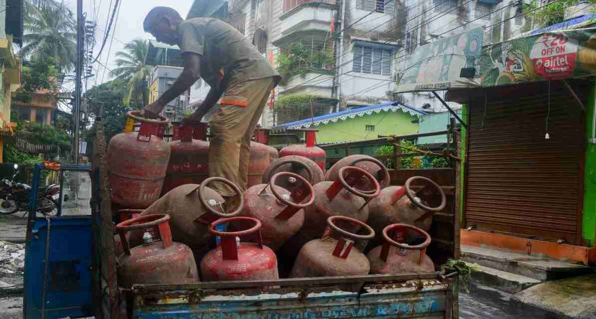 भारत के कई राज्यों में कॉमर्शियल गैस सिलेंडर संकट के कारण होटल और छोटे उद्योगों को गैस सप्लाई में कमी का सामना करना पड़ रहा है।