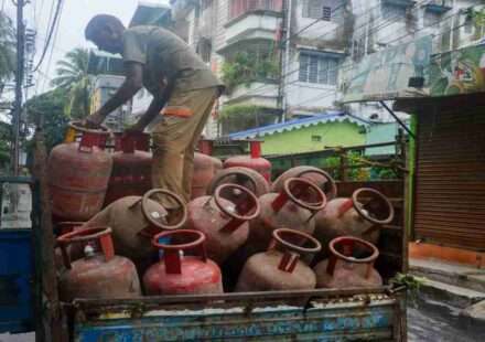 भारत के कई राज्यों में कॉमर्शियल गैस सिलेंडर संकट के कारण होटल और छोटे उद्योगों को गैस सप्लाई में कमी का सामना करना पड़ रहा है।