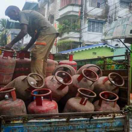 भारत के कई राज्यों में कॉमर्शियल गैस सिलेंडर संकट के कारण होटल और छोटे उद्योगों को गैस सप्लाई में कमी का सामना करना पड़ रहा है।
