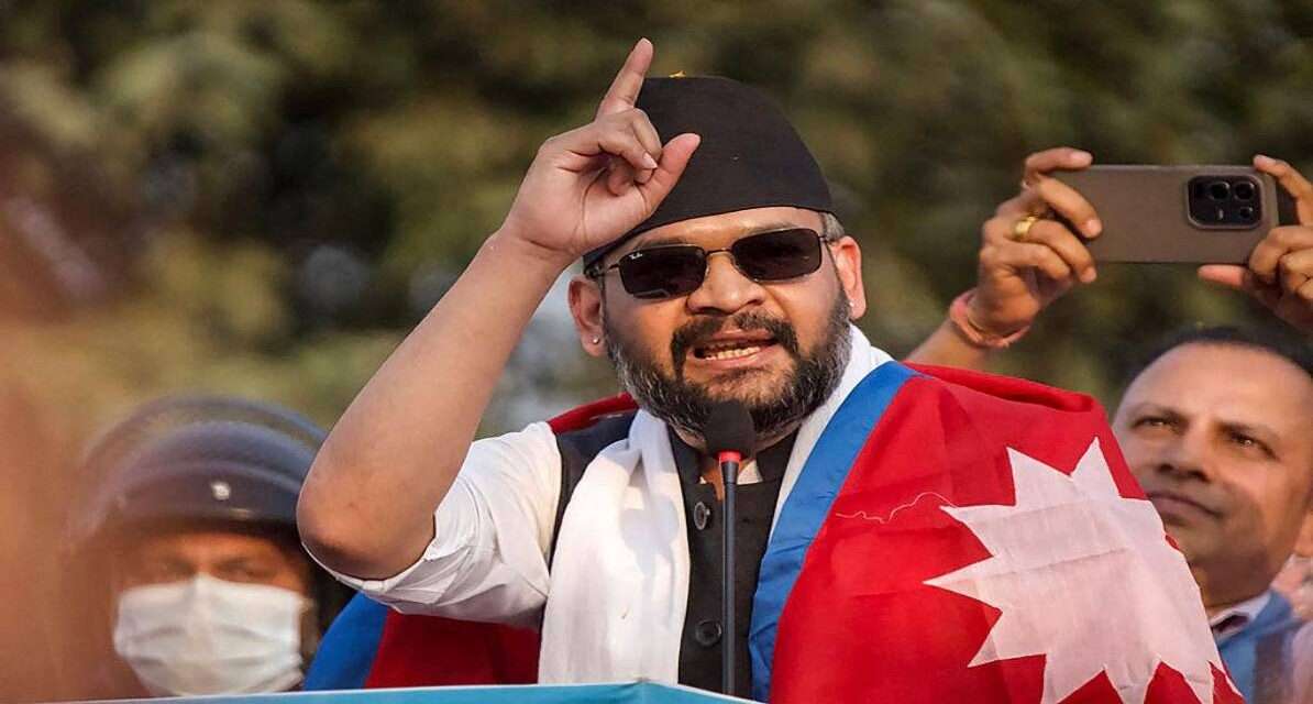 नेपाल चुनाव 2026 के दौरान बालेन शाह की ऐतिहासिक जीत के बाद काठमांडू में समर्थकों के साथ जश्न मनाते हुए उनकी तस्वीर।