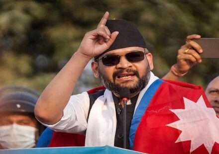 नेपाल चुनाव 2026 के दौरान बालेन शाह की ऐतिहासिक जीत के बाद काठमांडू में समर्थकों के साथ जश्न मनाते हुए उनकी तस्वीर।