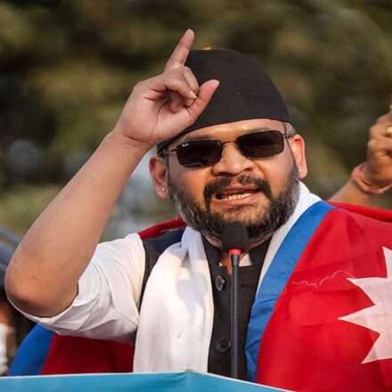 नेपाल चुनाव 2026 के दौरान बालेन शाह की ऐतिहासिक जीत के बाद काठमांडू में समर्थकों के साथ जश्न मनाते हुए उनकी तस्वीर।