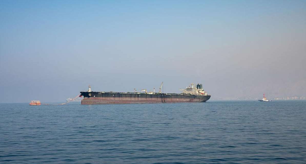 स्ट्रैट ऑफ होर्मुज से गुजरते तेल टैंकर, भारतीय रिफाइनरी और स्टोरेज टैंकों की झलक, जो 25 दिन का तेल स्टॉक दर्शाते हैं।