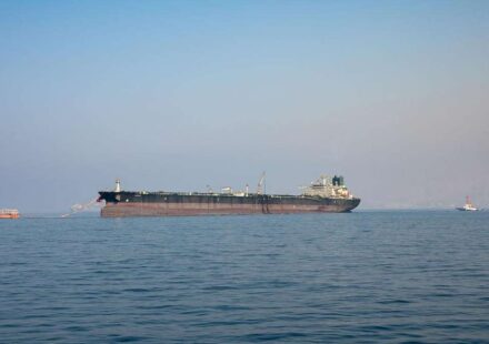 स्ट्रैट ऑफ होर्मुज से गुजरते तेल टैंकर, भारतीय रिफाइनरी और स्टोरेज टैंकों की झलक, जो 25 दिन का तेल स्टॉक दर्शाते हैं।