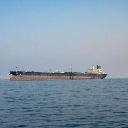 स्ट्रैट ऑफ होर्मुज से गुजरते तेल टैंकर, भारतीय रिफाइनरी और स्टोरेज टैंकों की झलक, जो 25 दिन का तेल स्टॉक दर्शाते हैं।