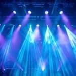 धुरंधर 2 फिल्म के सीन और दीपिका पादुकोण का कॉन्सर्ट अपीयरेंस, जो फिल्म की सफलता के बीच चर्चा में है।