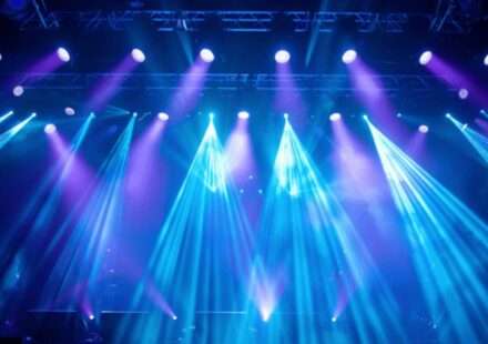 धुरंधर 2 फिल्म के सीन और दीपिका पादुकोण का कॉन्सर्ट अपीयरेंस, जो फिल्म की सफलता के बीच चर्चा में है।