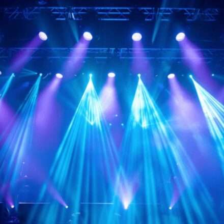 धुरंधर 2 फिल्म के सीन और दीपिका पादुकोण का कॉन्सर्ट अपीयरेंस, जो फिल्म की सफलता के बीच चर्चा में है।