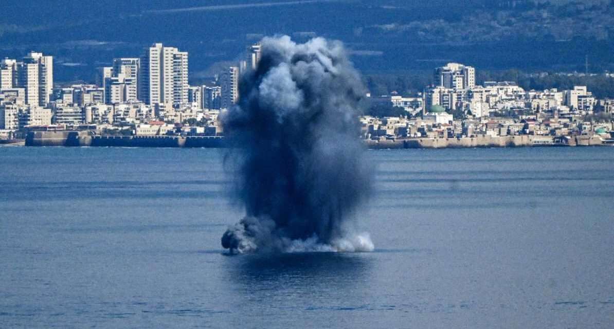 मध्य पूर्व क्षेत्र में मिसाइल लॉन्च और सुरक्षा अलर्ट की स्थिति, जो अमेरिका-ईरान जंग के बढ़ते तनाव को दर्शाती है।