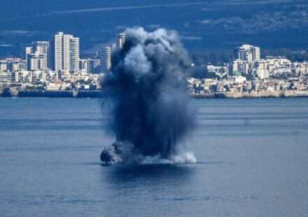 मध्य पूर्व क्षेत्र में मिसाइल लॉन्च और सुरक्षा अलर्ट की स्थिति, जो अमेरिका-ईरान जंग के बढ़ते तनाव को दर्शाती है।