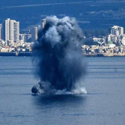 मध्य पूर्व क्षेत्र में मिसाइल लॉन्च और सुरक्षा अलर्ट की स्थिति, जो अमेरिका-ईरान जंग के बढ़ते तनाव को दर्शाती है।