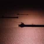 ईरान जंग संकट के दौरान होर्मुज स्ट्रेट में खड़े तेल टैंकर और सैन्य जहाज